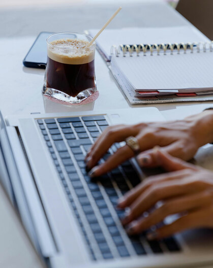 Trabajando en oficina con computadora y agendas